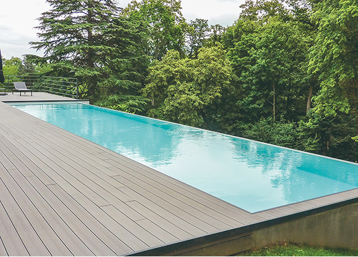 Piscine à débordement