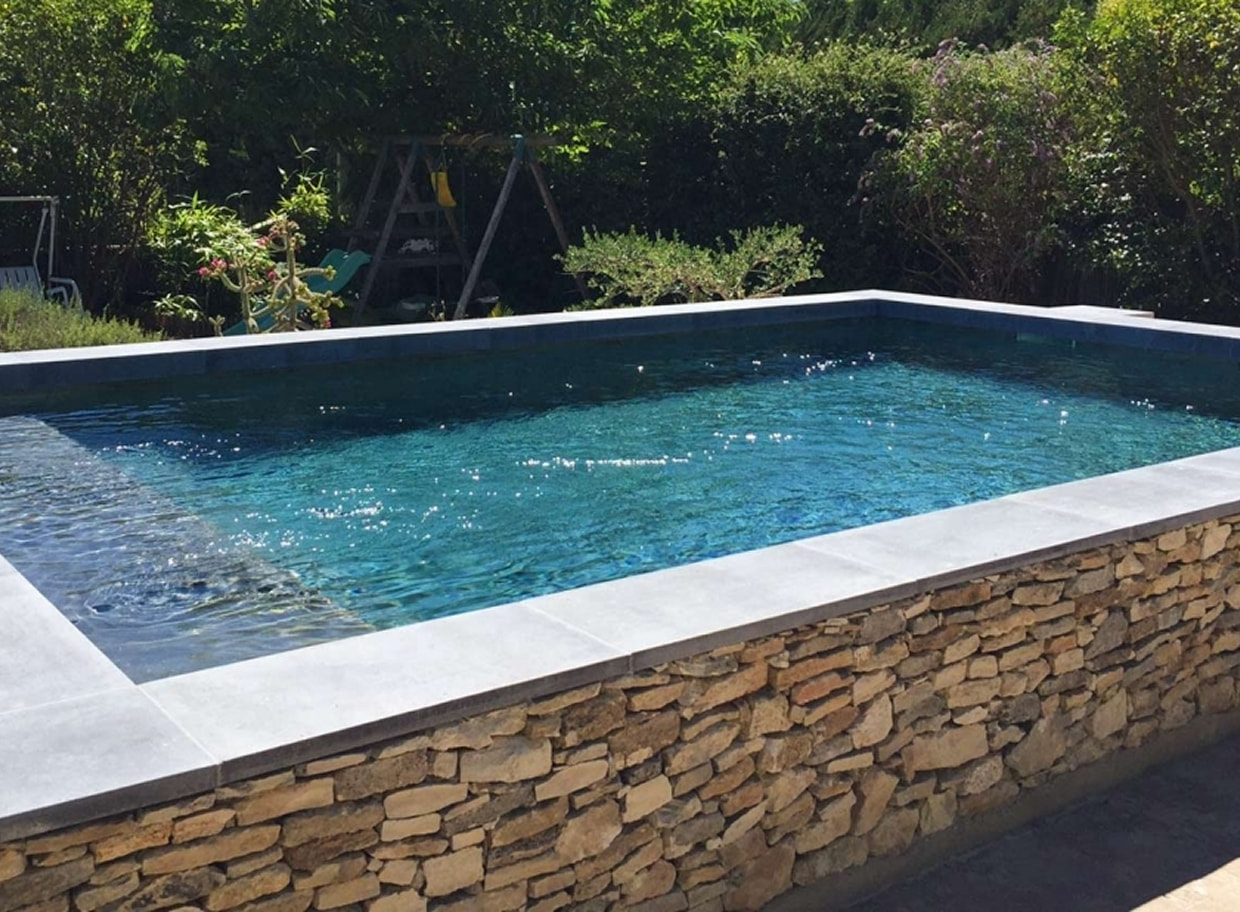 Quels équipements pour une piscine hors-sol ou semi-enterrée en béton ?